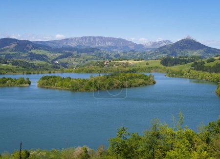Téléchargez les photos : Printemps dans le réservoir Urkulu. Réservoir Urkulu avec la montagne Orixol en arrière-plan, Euskadi - en image libre de droit