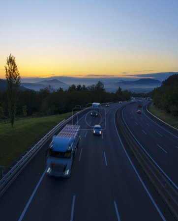 Foto de Autopista AP-8. Autopista Ap-8 pasando por Donostia San Sebastián al amanecer. - Imagen libre de derechos