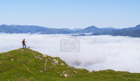 Téléchargez les photos : Mer de nuages à Euskadi. Mer de nuages au-dessus de Goierri depuis le mont Ausa gaztelu, Gipuzkoa, Euskadi - en image libre de droit