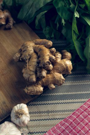 Téléchargez les photos : Racine de gingembre frais sur une table en bois - en image libre de droit