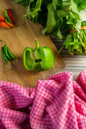 Téléchargez les photos : Légumes verts frais sur fond en bois - en image libre de droit