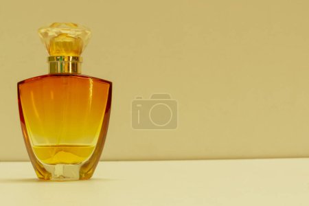 Téléchargez les photos : Haute classe parfum orange bouteille en verre produit isolé photographie - en image libre de droit
