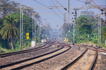 Foto de Ferrocarril y ferrocarril en la estación abierta, un tren, rieles, transporte de mercancías - Imagen libre de derechos