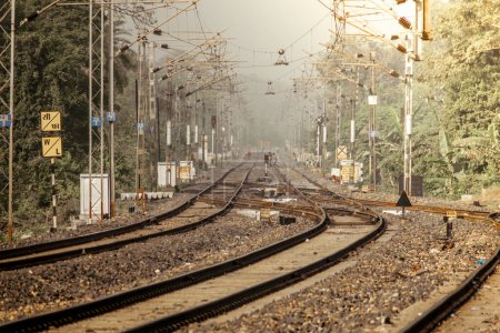 Téléchargez les photos : Anciennes voies ferrées dans la ville - en image libre de droit