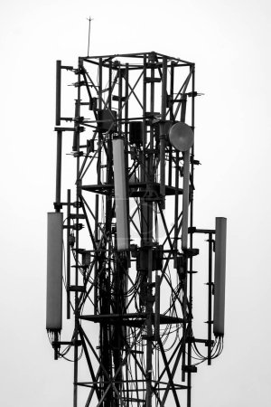 Foto de Primer plano de la torre del teléfono móvil aislado sobre fondo blanco - Imagen libre de derechos