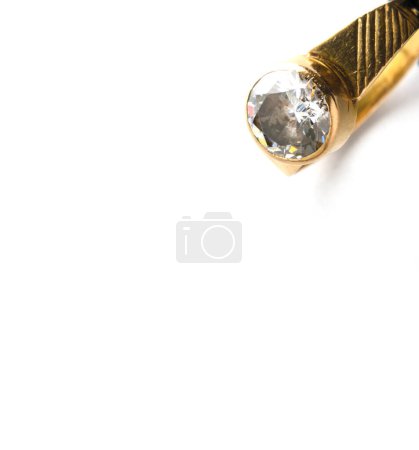 Téléchargez les photos : Bague en or avec pierres zircon isolées sur fond blanc photographie objet - en image libre de droit