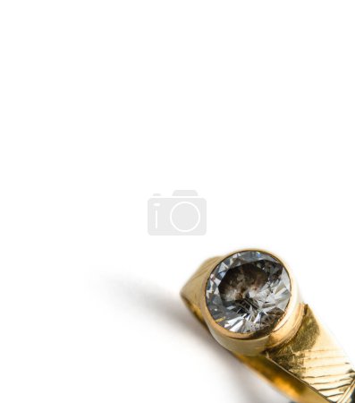 Bague en or avec pierres zircon isolées sur fond blanc photographie objet