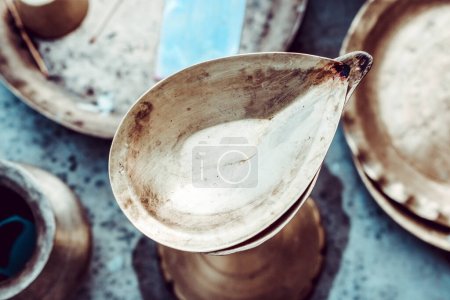 Foto de Lámparas de bronce y sus soportes, y utensilios de bronce, son parte de los textos de adoración hindú - Imagen libre de derechos