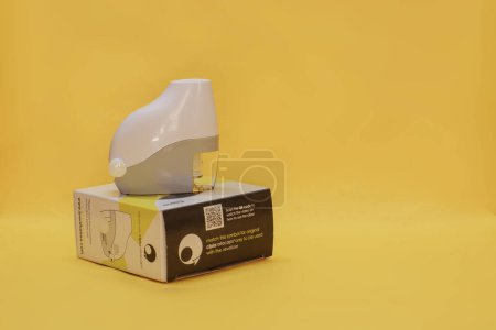 Téléchargez les photos : Revolizer Device est un dispositif économique, convivial, facile à utiliser et préféré chez les patients souffrant d'asthme léger et de BPCO, ainsi que chez les participants en bonne santé qui n'ont jamais utilisé d'inhalateurs.. - en image libre de droit
