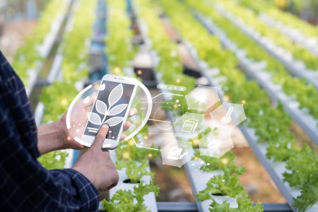 Agricultura agricultora tecnología utilizando datos de análisis de la computadora del teléfono móvil y el icono visual. Concepto de granja inteligente