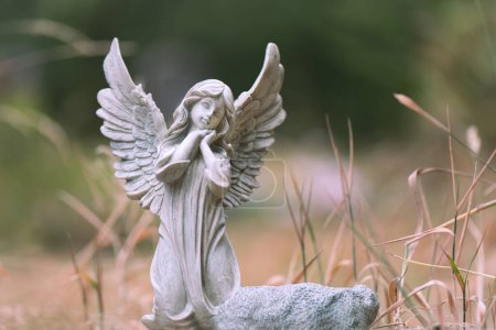 estatua del ángel en el cementerio