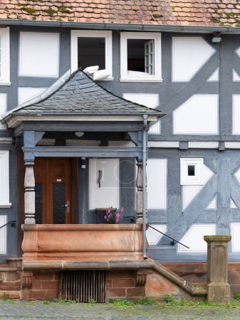 Téléchargez les photos : Vue détaillée du porche d'entrée sur la maison à colombages, peint - en image libre de droit