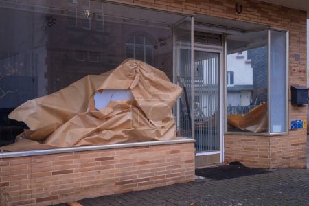 Téléchargez les photos : Vider les vitrines à Weidenhausen, Marburg sous la pluie - en image libre de droit