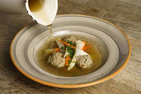 Consommation de soupe d'oie avec boulettes et légumes