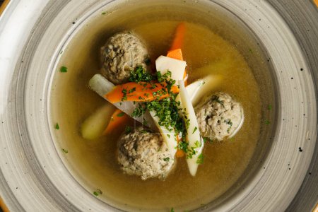 Consommation de soupe d'oie avec boulettes et légumes