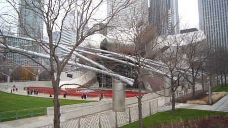 Téléchargez les photos : CHICAGO, ILLINOIS, ÉTATS-UNIS - 12 déc. 2015 : Vue du pavillon Jay Pritzker au centre-ville de Chicago par une journée d'hiver bruyante. - en image libre de droit