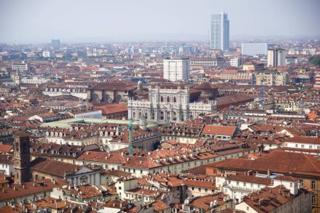 Téléchargez les photos : TURIN, ITALIE - 15 SEP 2019 : Vue panoramique sur les toits de Turin depuis le sommet de la Mole Antonelliana. - en image libre de droit