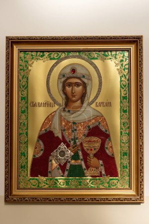 Téléchargez les photos : Icône traditionnelle de Sainte Barbara le Grand Martyr dans un cadre doré. Église de Saint Panteleimon le Guérisseur, Khmelnitsky, Ukraine - 27 novembre 2021 - en image libre de droit