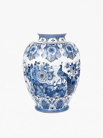 Jarrón de porcelana chino azul y blanco sobre fondo blanco.