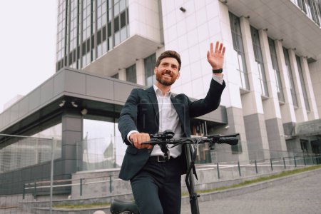 Téléchargez les photos : Jeune homme d'affaires moderne en costume de scooter électrique. Concept de transport écologique. - en image libre de droit