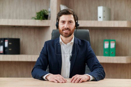 Foto de Webcam vista de un hombre de negocios con un auricular en un traje de negocios escucha con atención. - Imagen libre de derechos