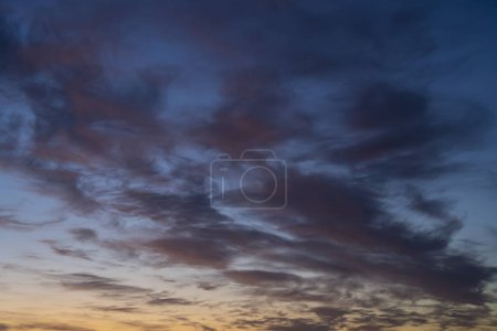 Foto de Hermoso cielo al amanecer. cielo nublado brillante - Imagen libre de derechos