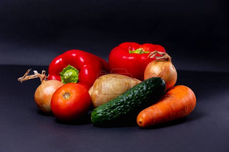 Foto de Diferentes verduras aisladas sobre fondo oscuro - Imagen libre de derechos