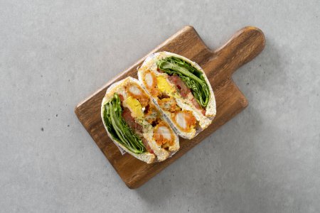 Koreanisches Essen Gericht Avocado, Speck, Sandwich, K-JUN, süßer Kürbis, Hühnerbrust, Salat, Lachs poke