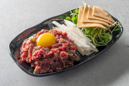 Plato de comida coreana Tartar de carne, sashimi de carne, panqueque de carne, bibimbap de tartar de carne, carne de res coreana