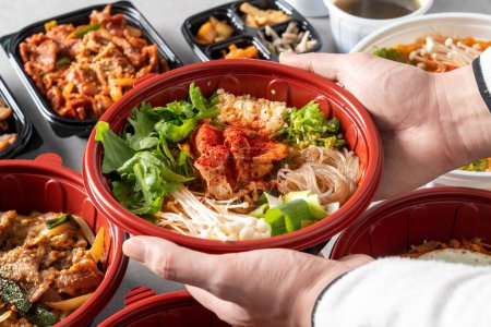 Plato de comida coreana Filete, espaguetis de tomate, caviar, pasta de crema de ajo, espaguetis basilfest