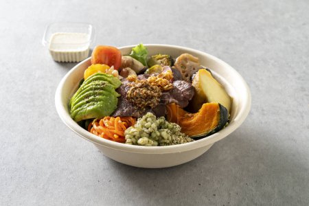 Soubled Hähnchenbrustsalat, Soubled Steak, geräucherter Entensalat, gepoolter Gabelgrill, Salat, Grünkohlsaft koreanisches Gericht