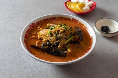 Süß-sauer Schweinefleisch mit schwarzer Bohnen-Sauce Nudeln nach chinesischem Vorbild Nudeln mit Gemüse und Meeresfrüchten gebratener Reis koreanisches Gericht