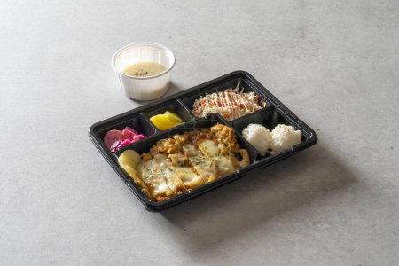 Téléchargez les photos : Plat coréen Omurice Boîte à lunch riz frit kimchi Sori ail bacon Riz frit Tonkatsu - en image libre de droit