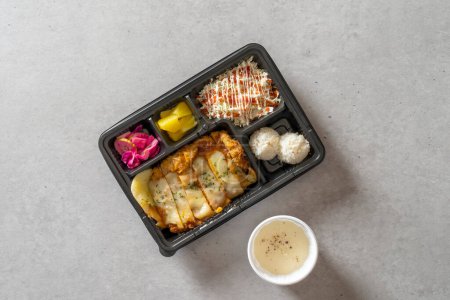 Plat coréen Omurice Boîte à lunch riz frit kimchi Sori ail bacon Riz frit Tonkatsu