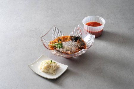 Würziger Fisch-Eintopf koreanisches Gericht in Scheiben Geschnitten Roher Fisch Lachs Sashimi Roher Fisch Bibimbap Kalter Roher Fisch Geschnitten Roher Fisch Suppe