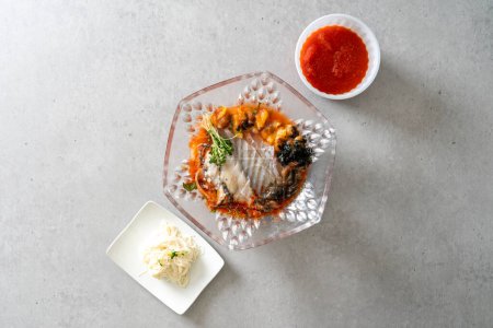 Würziger Fisch-Eintopf koreanisches Gericht in Scheiben Geschnitten Roher Fisch Lachs Sashimi Roher Fisch Bibimbap Kalter Roher Fisch Geschnitten Roher Fisch Suppe