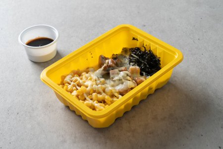 Foto de Yaki dumpling, cheese stick, meat dumpling, spam cup rice, yaki-bum Tuna cup rice Cheese cham-skirt. Arroz, huevos fritos - Imagen libre de derechos