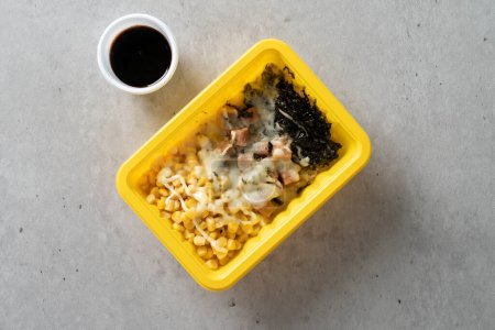 Foto de Yaki dumpling, cheese stick, meat dumpling, spam cup rice, yaki-bum Tuna cup rice Cheese cham-skirt. Arroz, huevos fritos - Imagen libre de derechos
