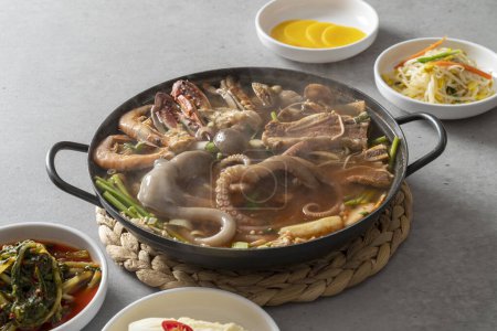 Yeonpotang, pulpo crudo, plato de hierro frito, pulpo crudo frito, galbi, pulpo, salteado, panqueque de mariscos de pulpo, panqueque de cebolla verde,
