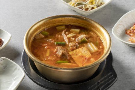 Short Rib Suppe, Rindfleisch Sashimi Bibimbap, Sojabohnenpaste Eintopf, Yukgaejang, Schweinefleisch, Kimchi jjigae