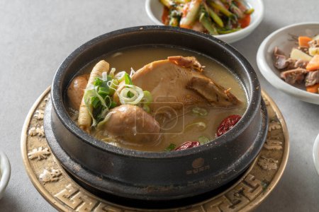 Téléchargez les photos : Samgyetang, laque samgyetang, Corée, aliments, porridge d'ormeau, nutrition, chicken soupe de poulet au ginseng - en image libre de droit