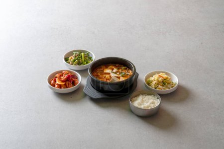 estofado de kimchi, Budae-jjigae, kimchi-jjigae, cheonggukjang, cerdo frito, estofado de salchichas pasta de frijol fermentada rápidamente