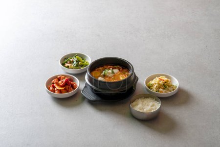 estofado de kimchi, Budae-jjigae, kimchi-jjigae, cheonggukjang, cerdo frito, estofado de salchichas pasta de frijol fermentada rápidamente