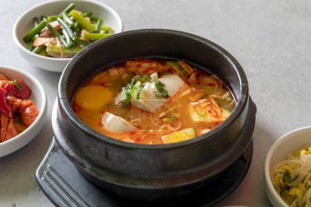 Kimchi-Eintopf, Budae-jjigae, Kimchi-jjigae, Cheonggukjang, gebratenes Schweinefleisch, Wursteintopf mit schnell fermentierter Bohnenpaste