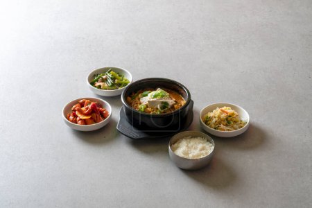 Kimchi-Eintopf, Budae-jjigae, Kimchi-jjigae, Cheonggukjang, gebratenes Schweinefleisch, Wursteintopf mit schnell fermentierter Bohnenpaste