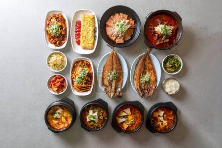 Spam, duruchigi, costillas de cerdo, caballa a la parrilla, Lim Yeon-soo, rollo de huevo, comida coreana Spam, duruchigi, costillas de cerdo, caballa a la parrilla, Lim Yeon-soo, rollo de huevo, guiso de kimchi de comida coreana