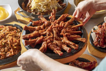 Téléchargez les photos : Pieds de poulet épicés, porc, os de porc sautés, pieds de poulet, grillé, sauté, pieds désossés, pieds de poulet dans la soupe, nourriture coréenne, nourriture - en image libre de droit