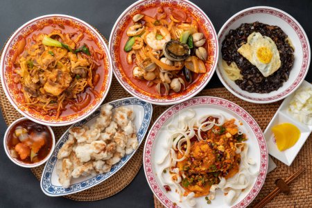 Chinesisches Essen, Chinesisches Essen, Nudeln mit schwarzer Bohnensauce und Hackfleisch, Rinderpilz, süßes und saures Schweinefleisch, chinesische Garnelen, Garnelen, frittiert, Schweinefleisch in süß, Reis, Nudeln mit schwarzer Bohnen-Sauce, Meeresfrüchte