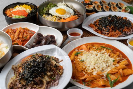 Téléchargez les photos : Nourriture coréenne, collation, gimbap, bulgogi, bol de riz, bibimbap, porc épicé sauté, fromage, oeufs de poisson volant, gâteau de riz, soupe à la boulette, tteokbokki, sundae, et Rabokki, nourriture, plat, repas, dîner, riz, - en image libre de droit