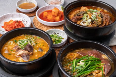 Téléchargez les photos : Yangpyeong, soupe à la gueule de bois, sundaeguk, nourriture coréenne, soupe à la gueule de bois, accompagnements, crevettes salées, faïence, kkakdugi, - en image libre de droit
